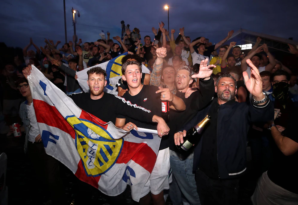 Leeds-Fans feierten den Aufstieg vor dem Stadion.