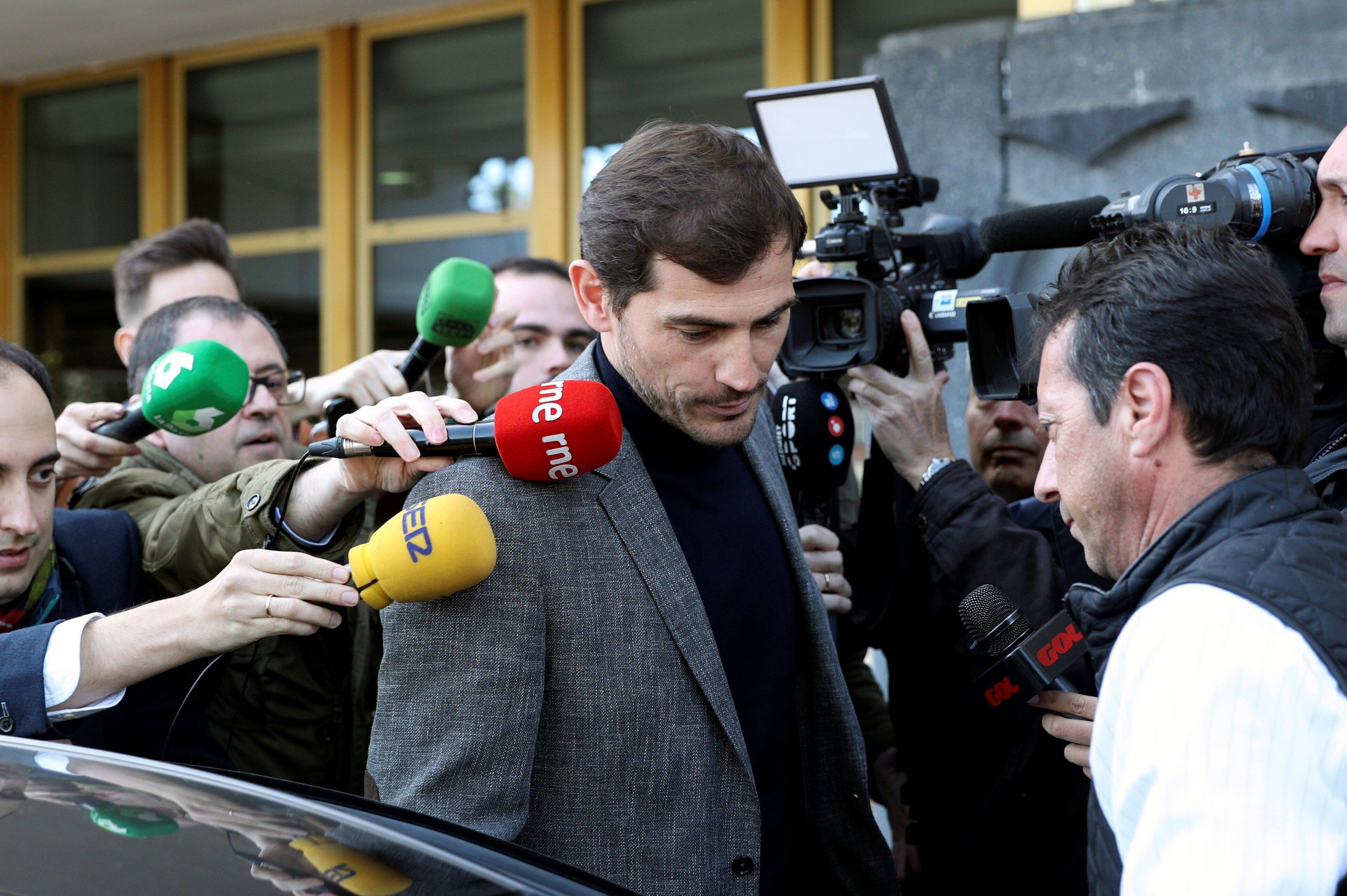 Ex-Real-Keeper Iker Casillas im März 2020. Die Reporter umzingelten ihn, weil er als Präsident des spanischen Verbandes kandidierte.