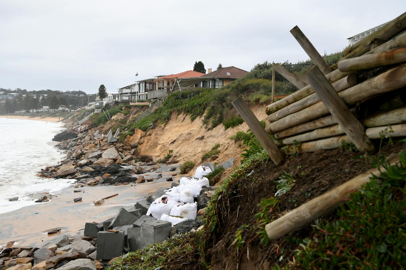 Ein heftiger Wellengang hatte die Küste beschädigt.
