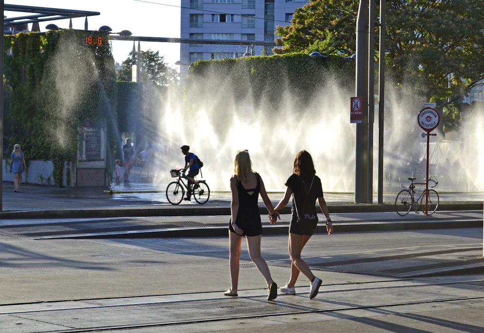 Ein Sprühschlauch zur Abkühlung am Praterstern. Die nächsten Tage wird es richtig heiß, aber unbeständig.