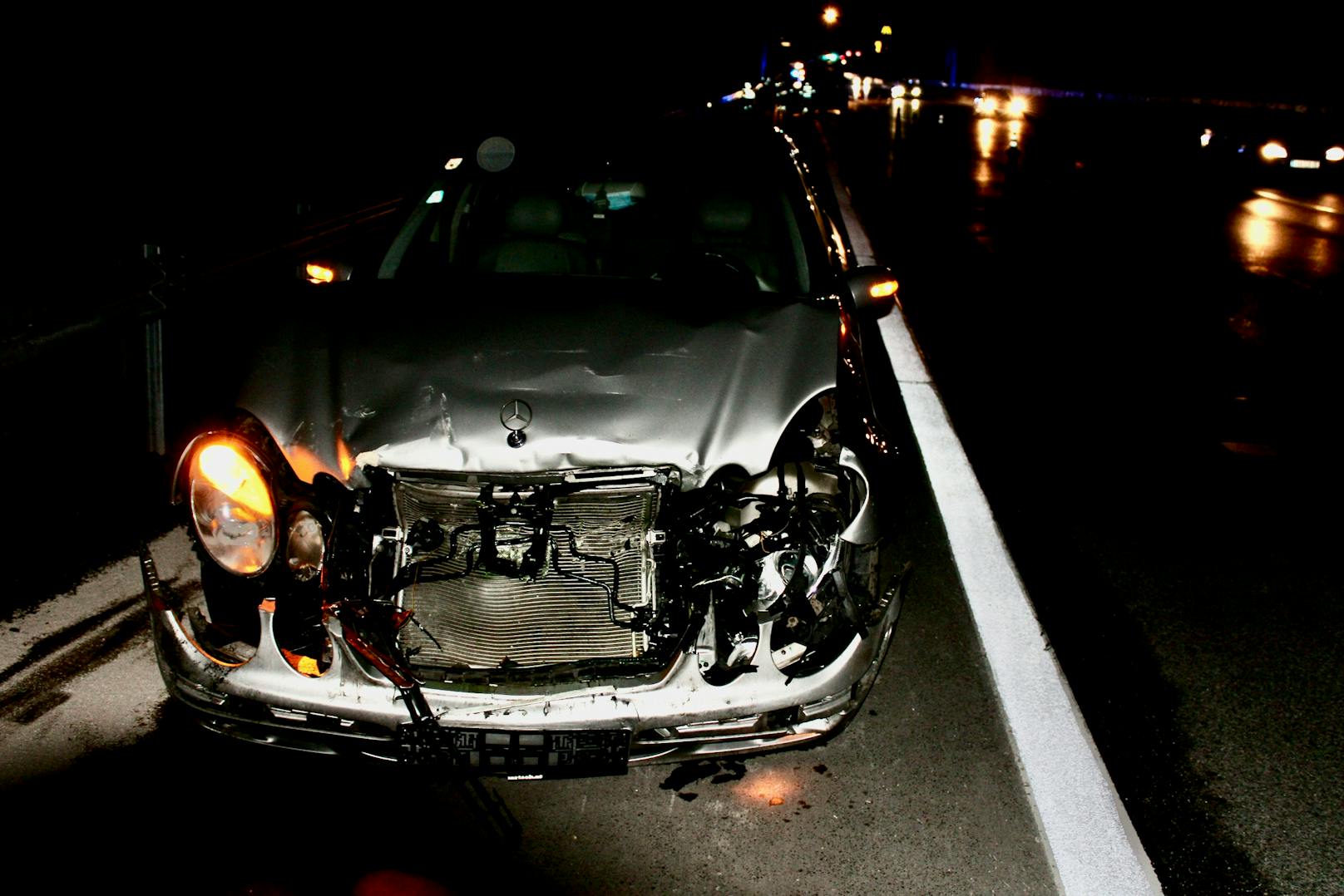 Das Auto des geflüchteten Unfall-Lenkers (27)