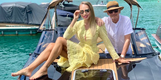 Christian W. Mucha und Ehefrau Ekaterina auf ihrem neuen E-Boot.