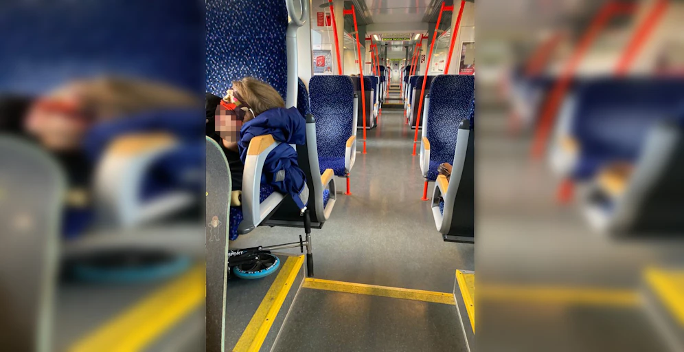 Lange Nacht? Eine Frau machte es sich in der S-Bahn gemütlich. 