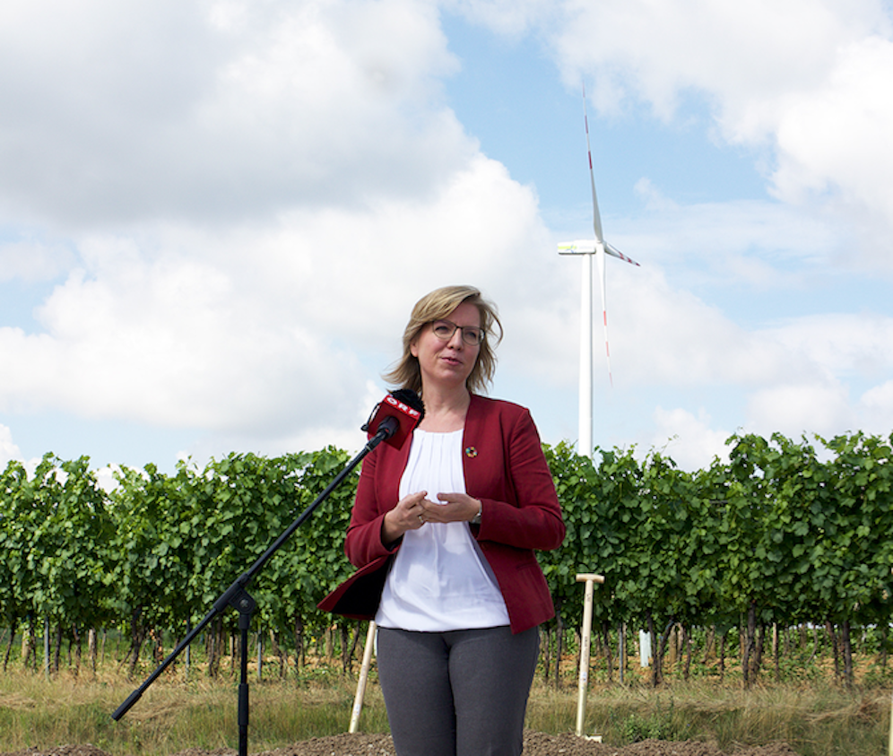 Gewessler beim Spatenstich.