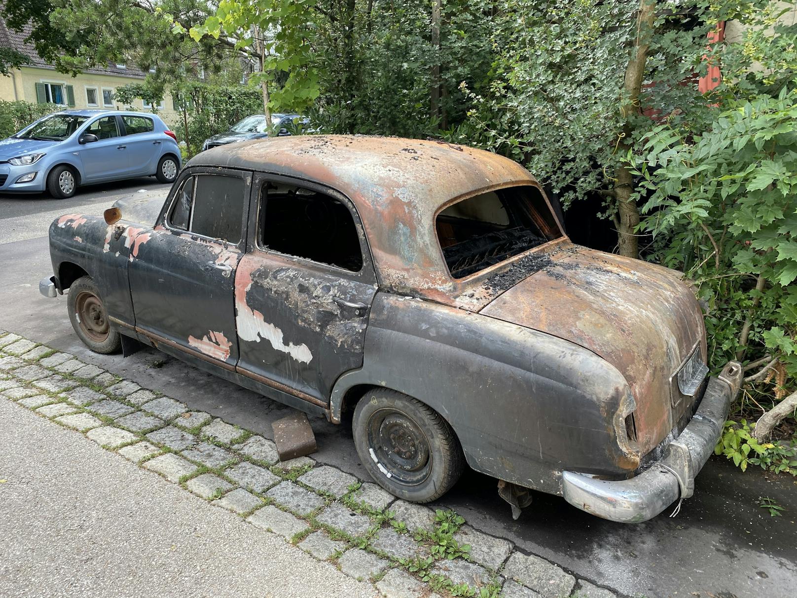 Ein alter Mercedes wurde ein Raub der Flammen.