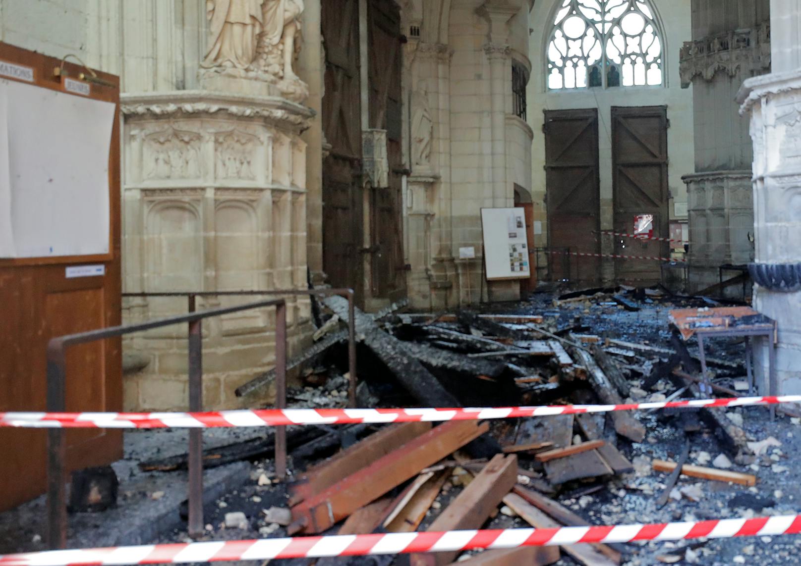 Das Bild zeigt die schweren Schäden im Inneren der Kathedrale.