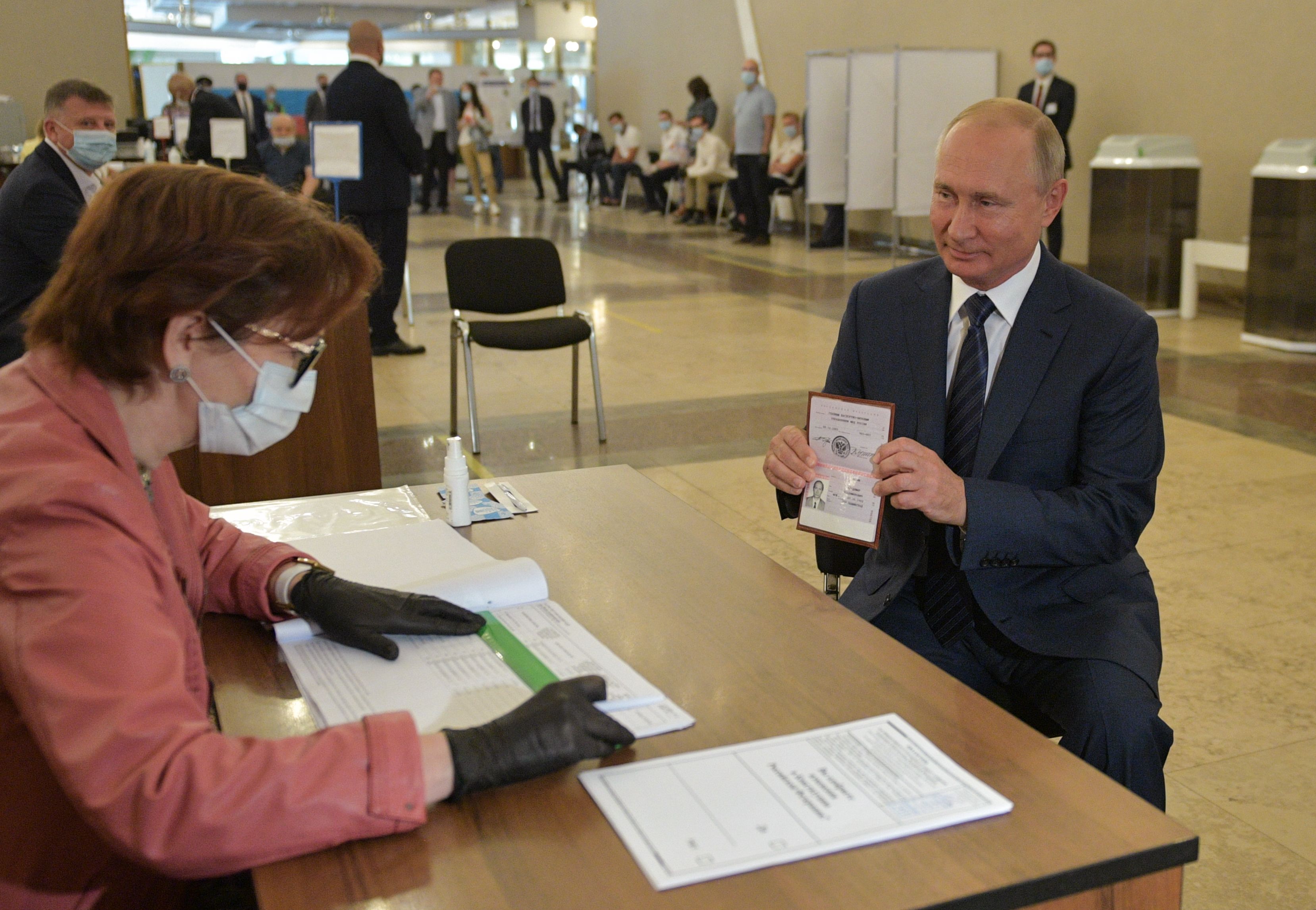Wladimir Putin zeigt seinen Pass im Wahllokal