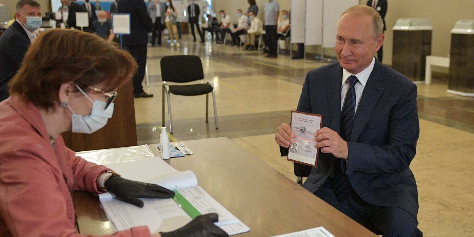 Wladimir Putin zeigt seinen Pass im Wahllokal