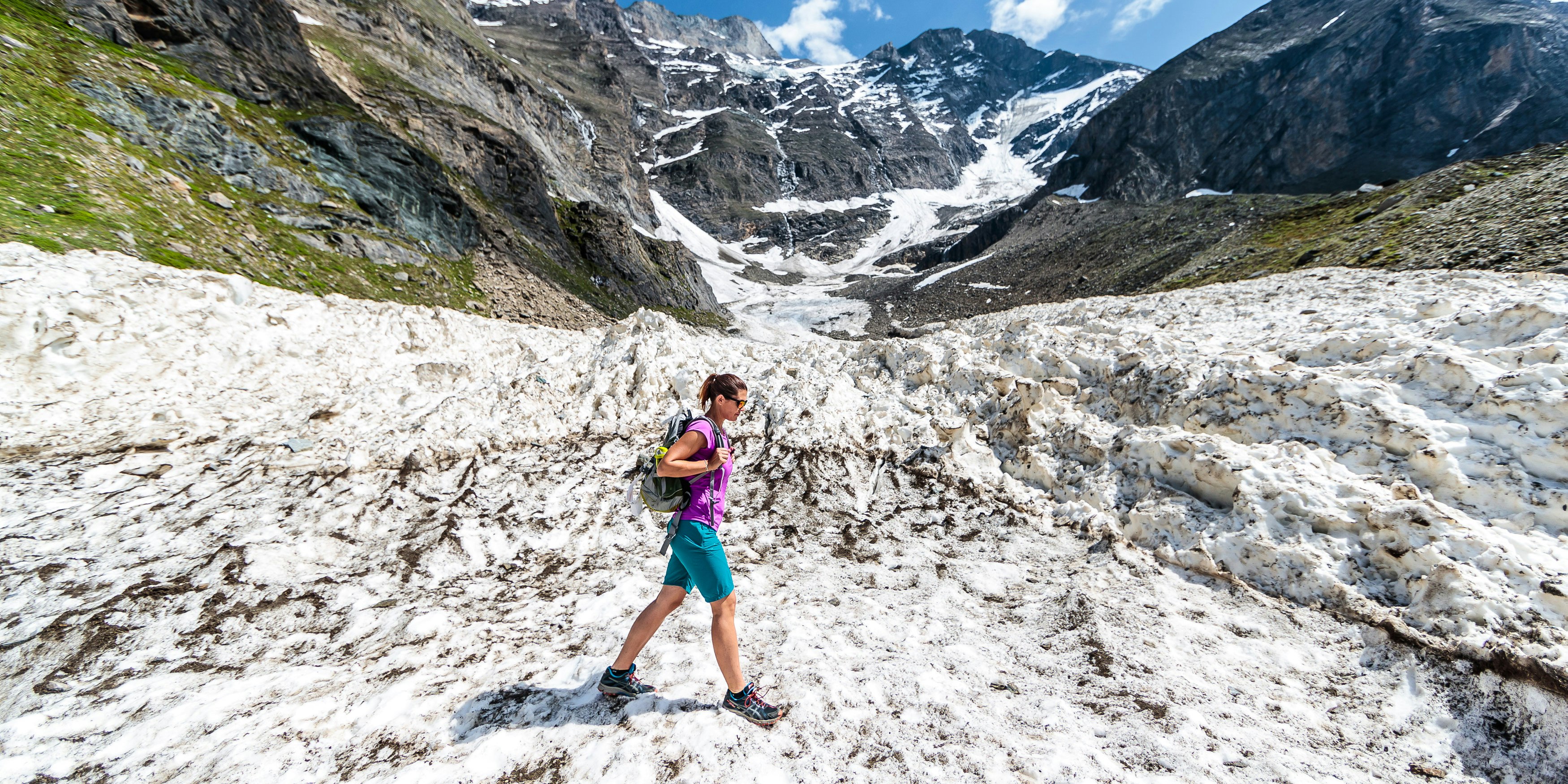 Selbst in den Bergen wird es immer mehr Hitzetage geben. Im Bild eine Wanderin am&nbsp;Mooserboden Stausee, Kaprun
