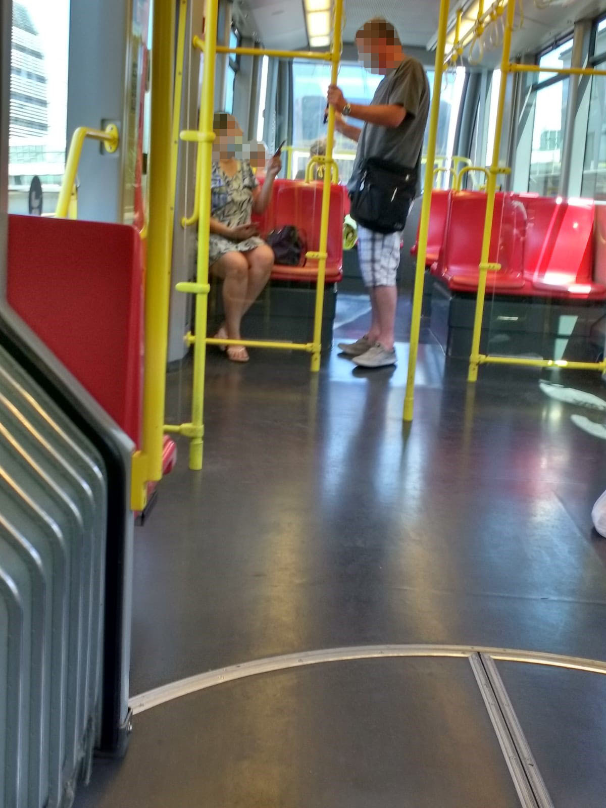 Eine Frau wollte in den Öffis keinen Mundschutz tragen.