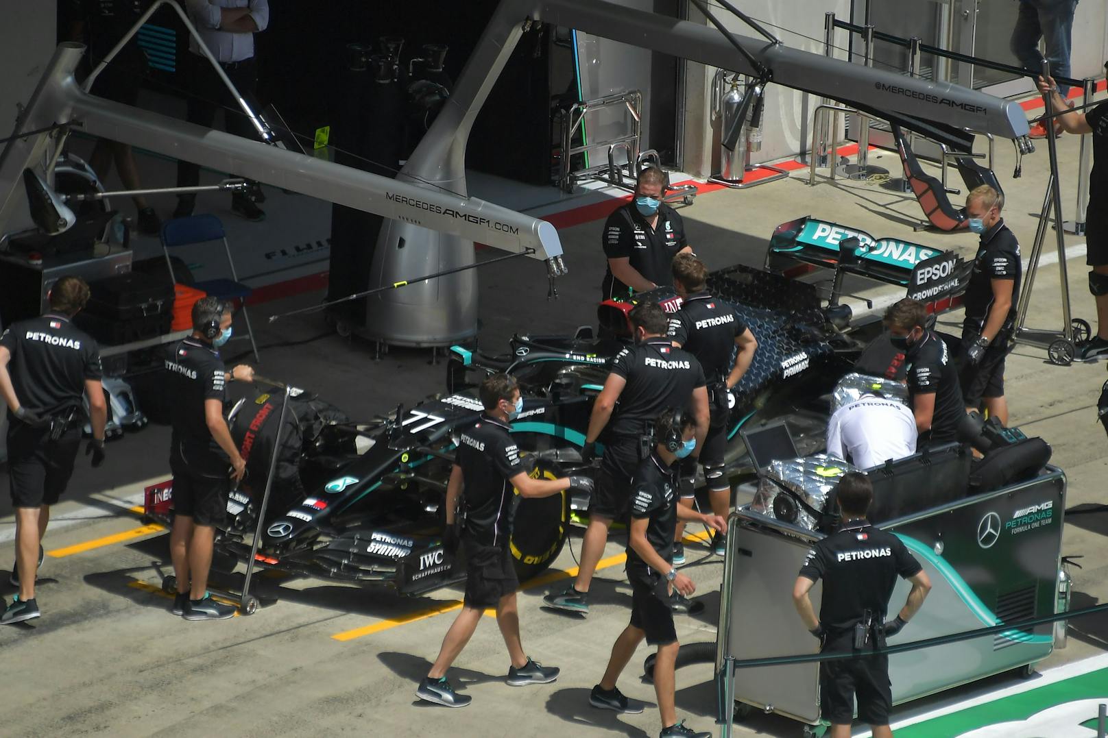 Ein erster Blick auf den neuen, schwarzen Mercedes-Boliden von Weltmeister Lewis Hamilton.