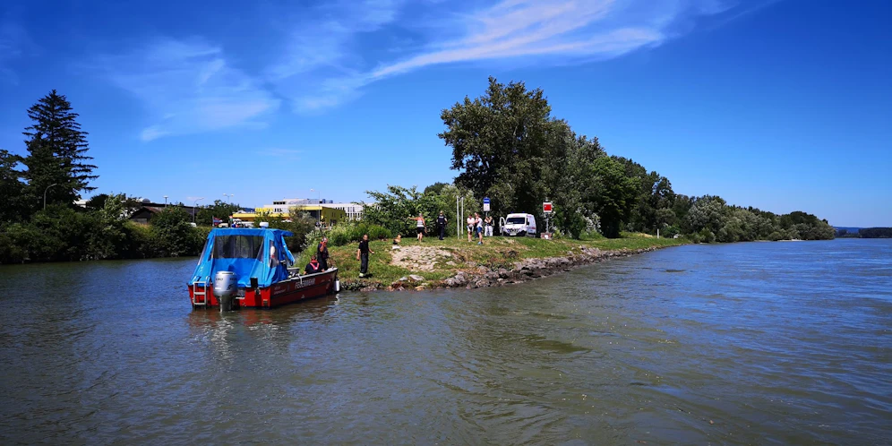 Die Feuerwehr mit dem Boot vor Ort.