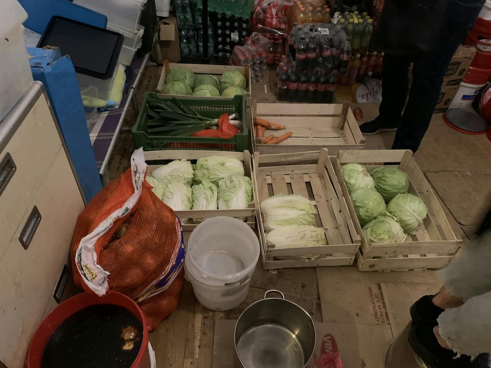Schon wieder wurde eine illegale Produktionsstätte für asiatische Lebensmittel in Wien ausgehoben.