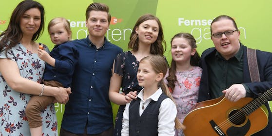 Seit 2014 steht Angelo mit seiner Ehefrau Kira und den fünf gemeinsamen Kindern auf der Bühne.