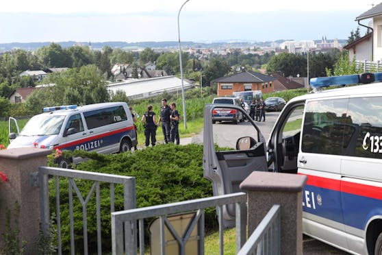 Mehrere Polizeibeamte suchten Donnerstag nach flüchtigen Personen in einem Feld.