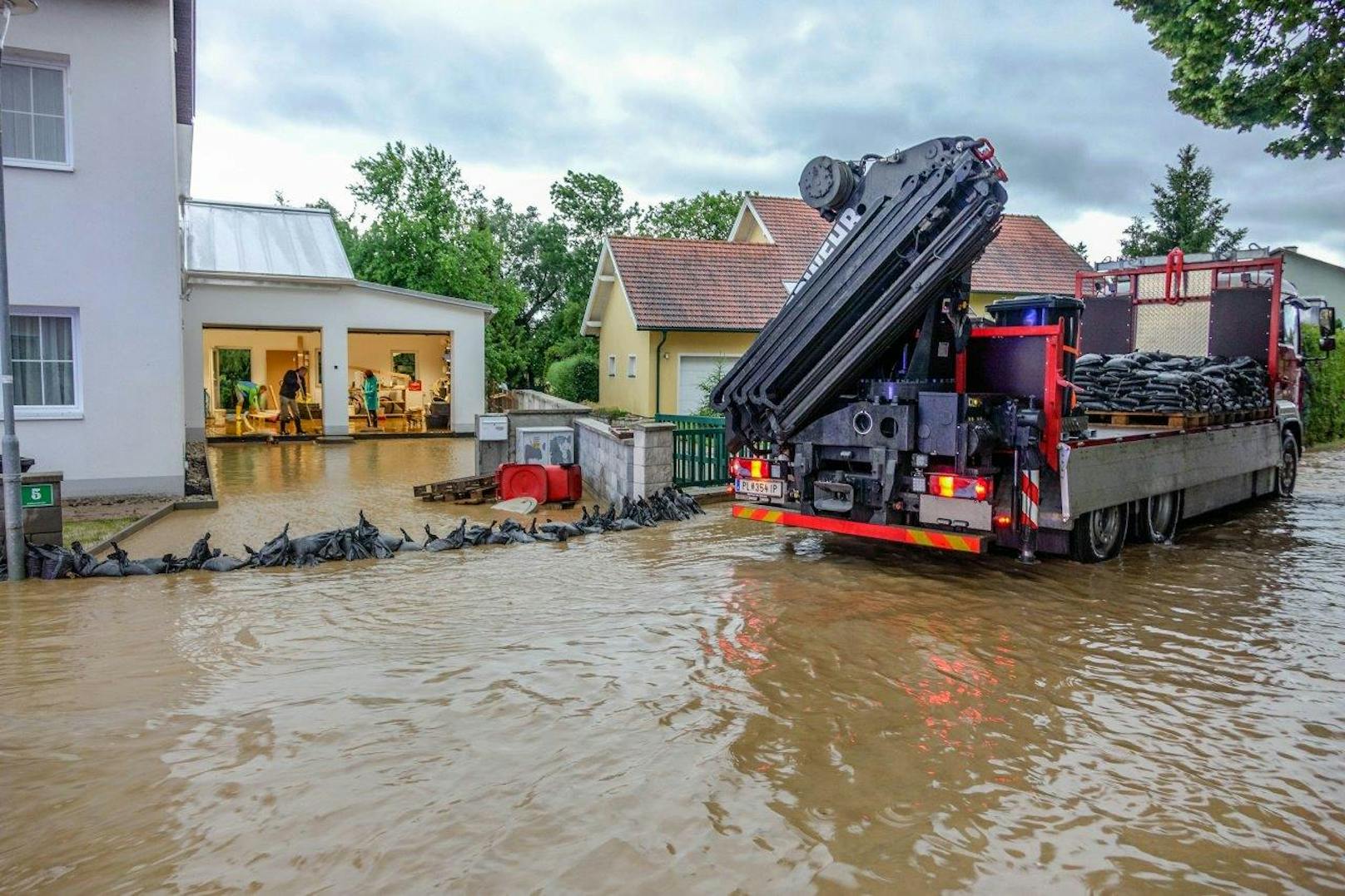 Starkregen und teils heftige Windböen haben am Sonntagabend, 07. Juni 2020, in Niederösterreich den Einsatz von rund 900 Feuerwehrmitgliedern gefordert. Archivbild