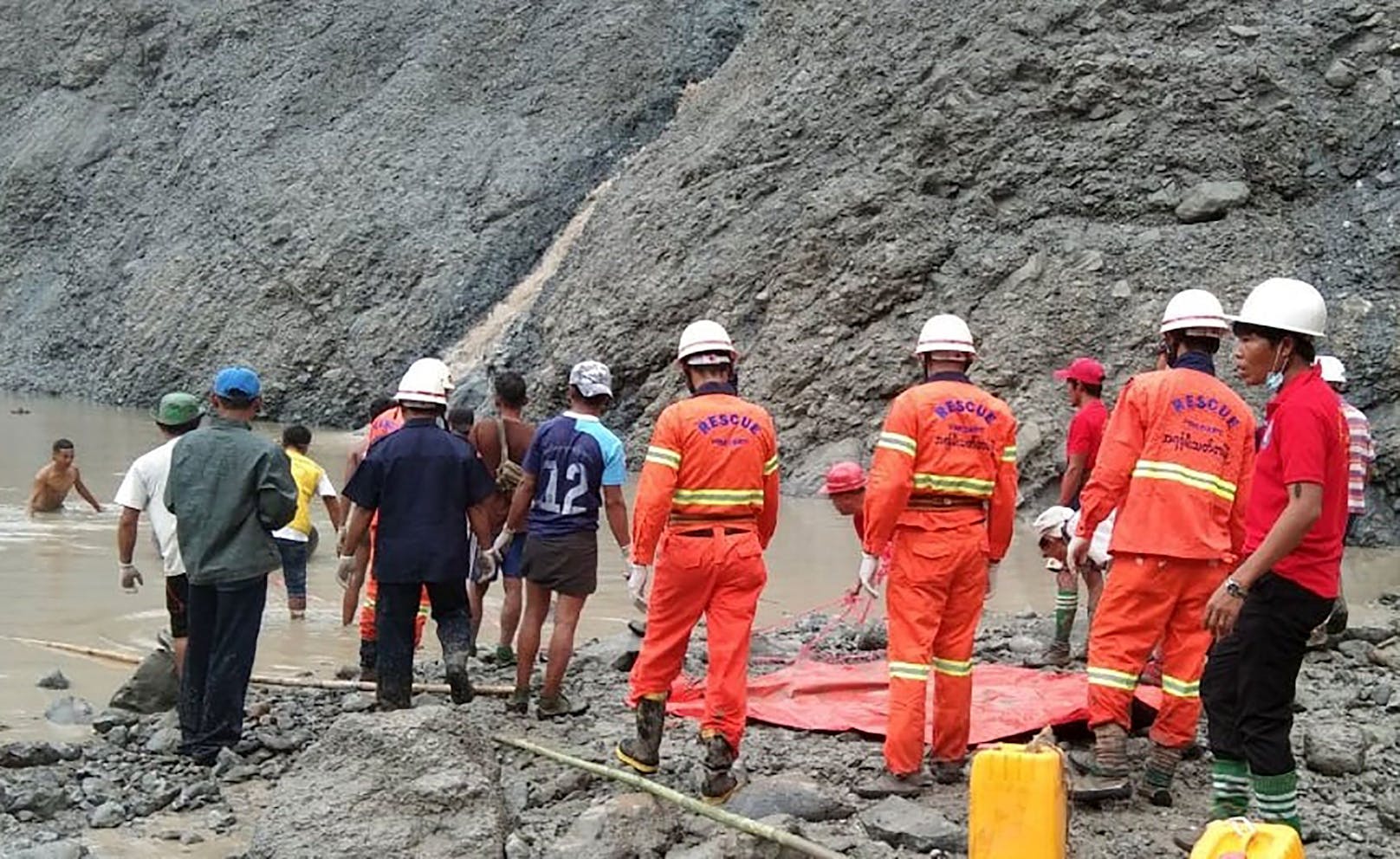 Mehr als 110 Tote bei Erdrutsch in Jade-Mine befürchtet