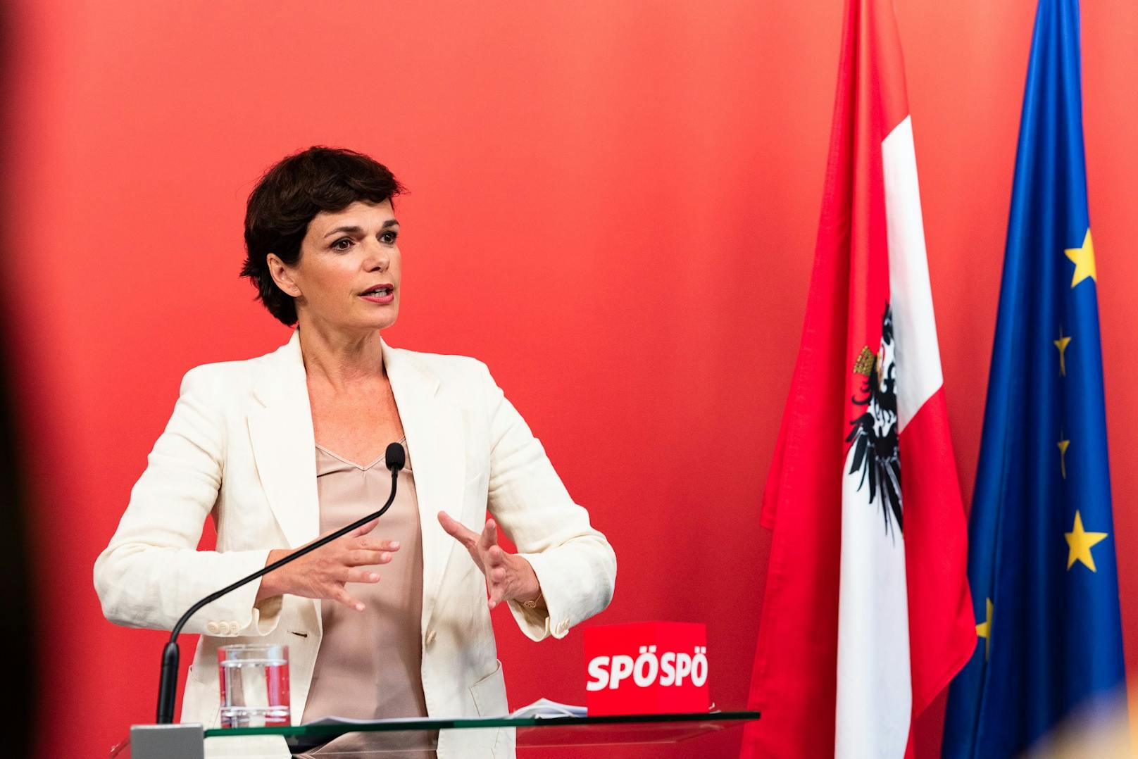 Die Bundesparteivorsitzende der SPÖ fordert ein "zentrales Corona-Bremssystem".