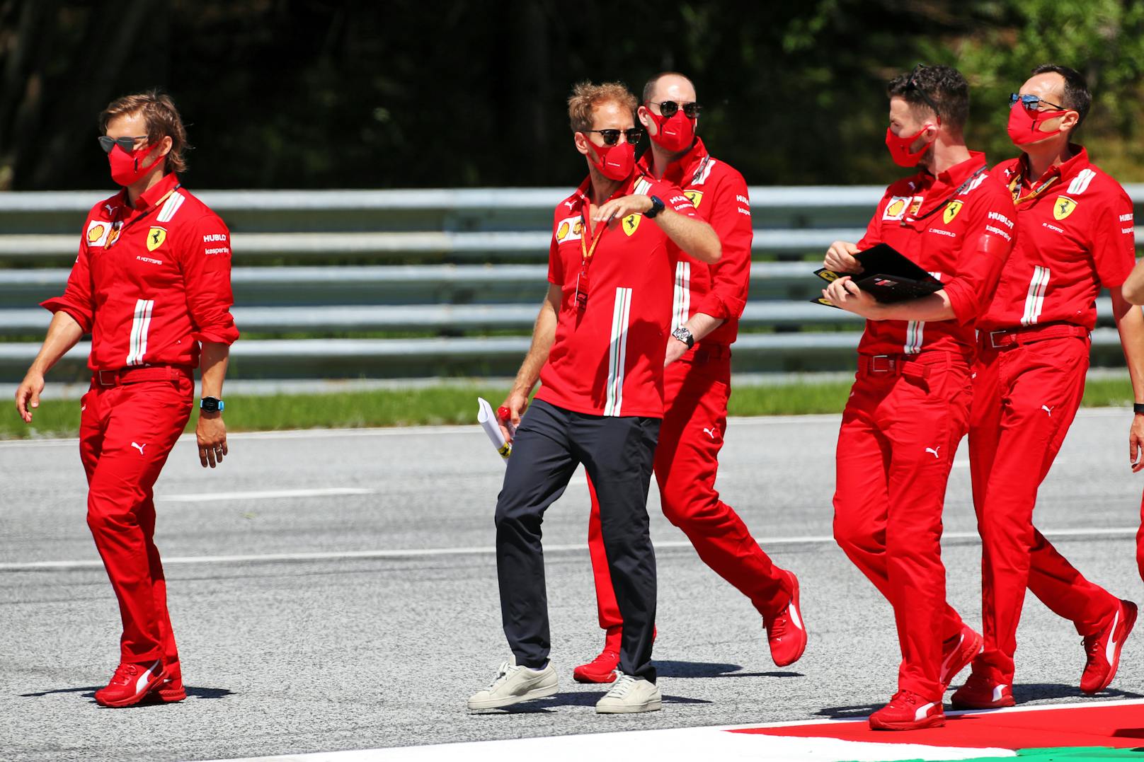 Sebastian Vettel im Gespräch mit seinen Ferrari-Kollegen.