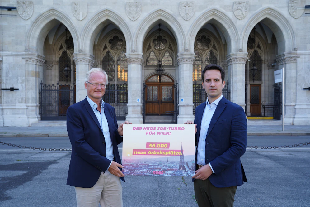 Mit gezielten Investitionen und der Sonntagsöffnung könnten 56.000 neue Jobs in Wien geschaffen werden. Zu diesem Ergebnis kommt eine Studie des Wirtschaftsforschungsinstitut Economica. Studienautor Martin Gleitsmann (li.) und Neos Wien-Chef Christoph Wiederkehr stellten die Ergebnisse vor. 