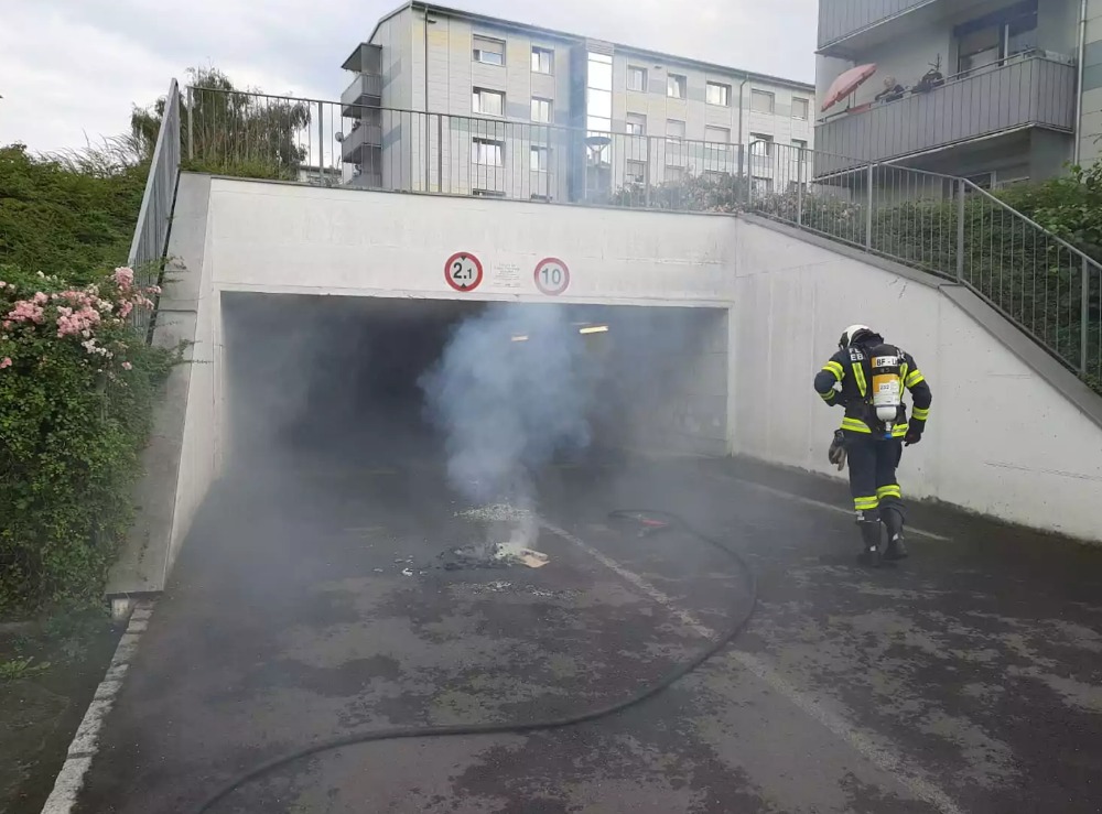 In Ebelsberg wurde ein älterer Mann noch gerade rechtzeitig aus einer brennenden Tiefgarage gerettet.