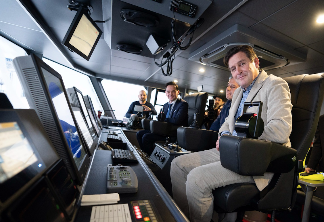 Wirtschaftsstadtrat Peter Hanke (SPÖ) am Steuer des Twin CIty Liners.