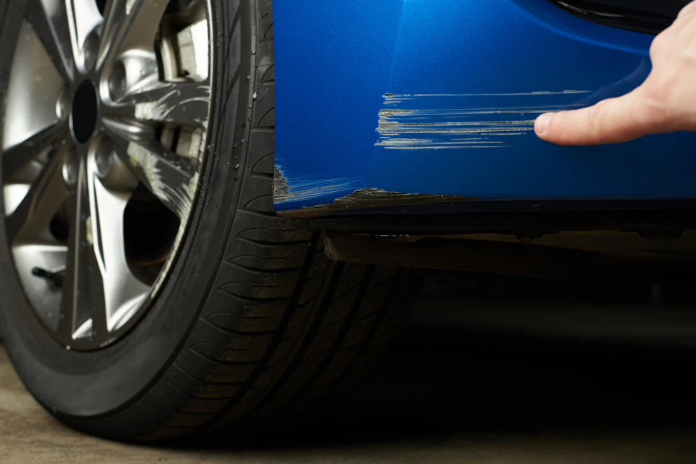 Mit Gummiabrieb am Auto wollte der Täter Geld erbeuten.