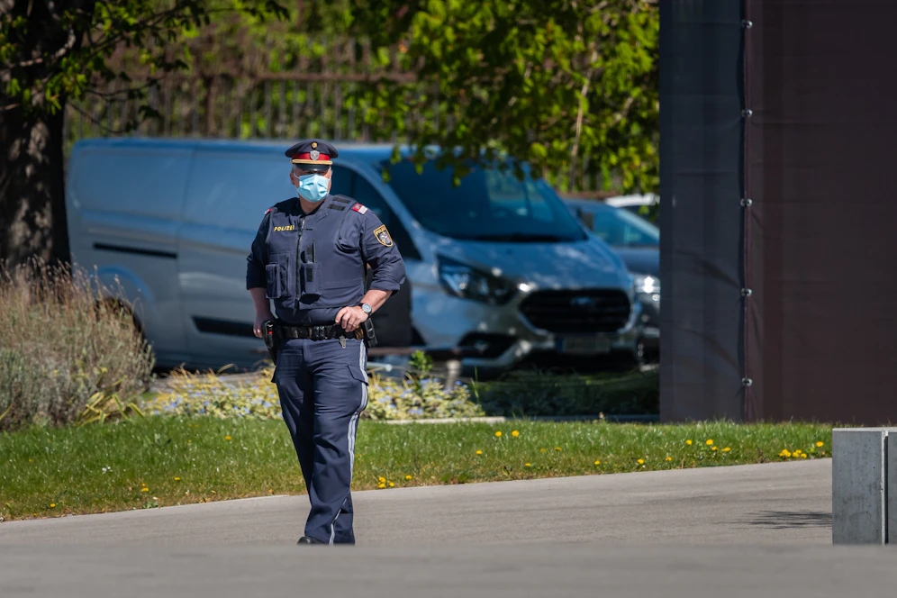 Symbolfoto eines Polizisten mit Maske.