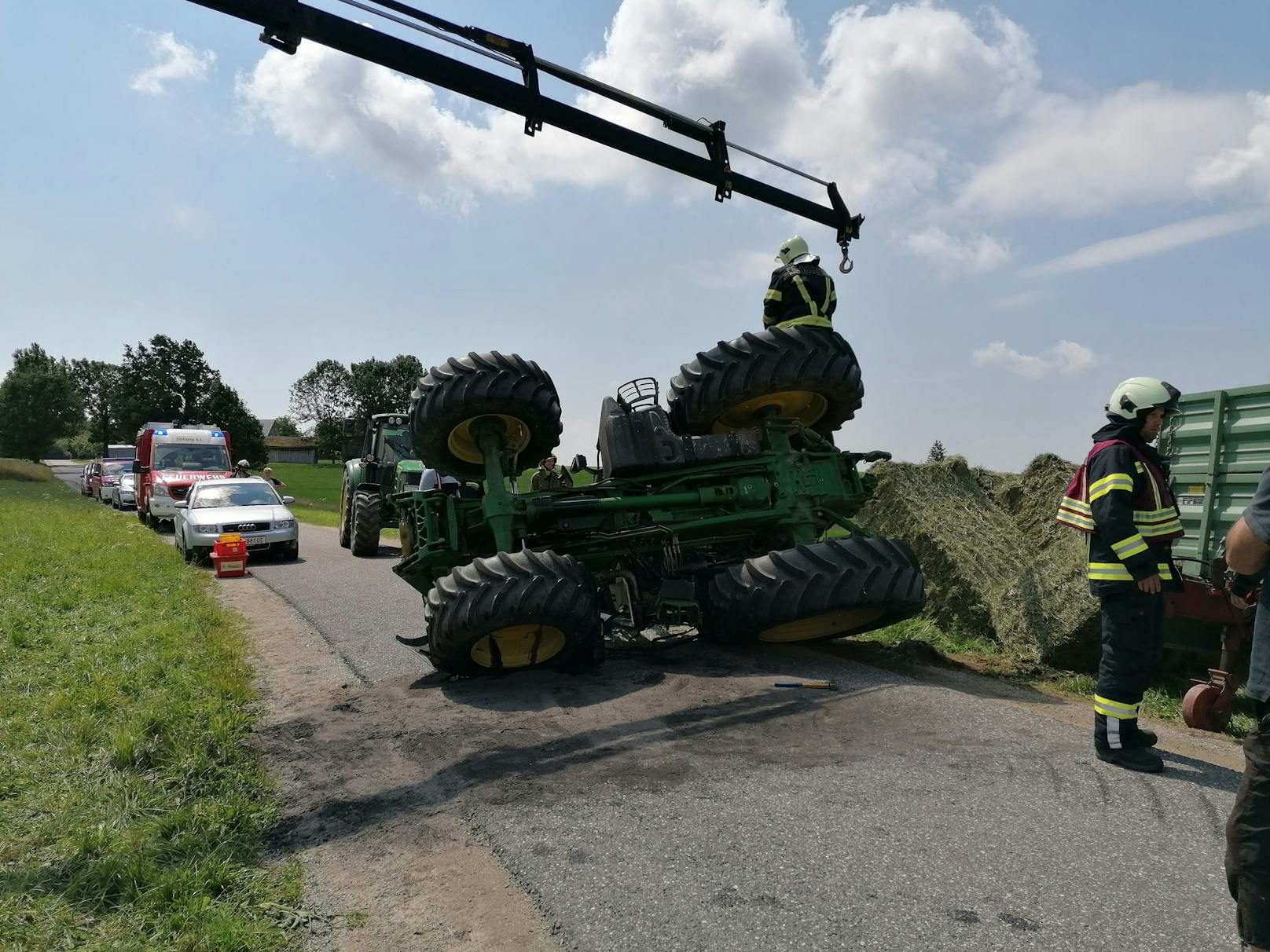 Der Traktor kippte aus unbekannter Ursache um, ein Kind wurde verletzt.