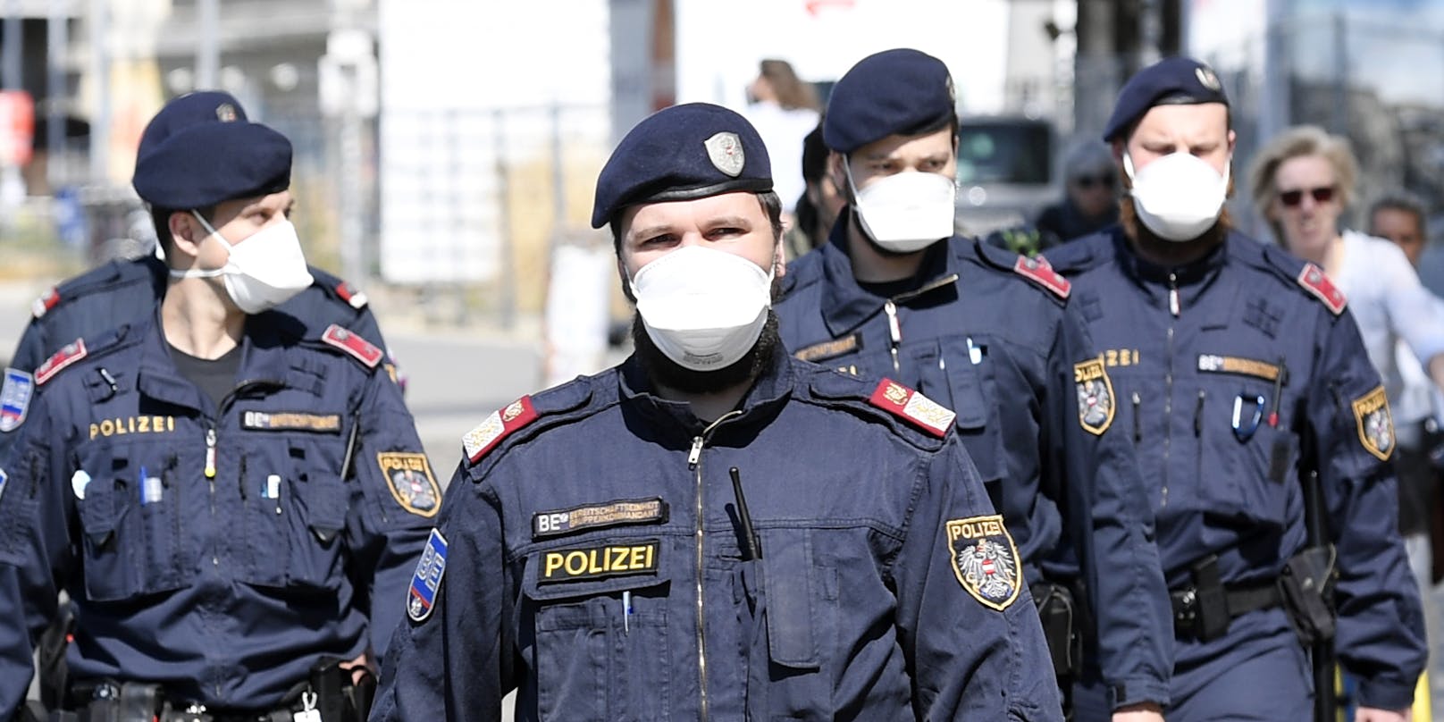 Polizeibeamte der&nbsp;Wiener Bereitschaftseinheit mit Schutzmaske. Symbolbild