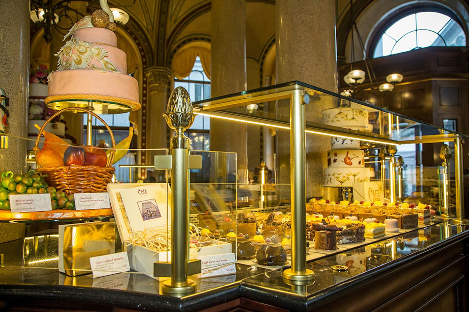 Aus der hauseigenen Pâtissèrie: Das Café Central bietet in klassischer Wiener Handwerkstradition jede Menge Köstlichkeiten der Wiener Verführung an.&nbsp;