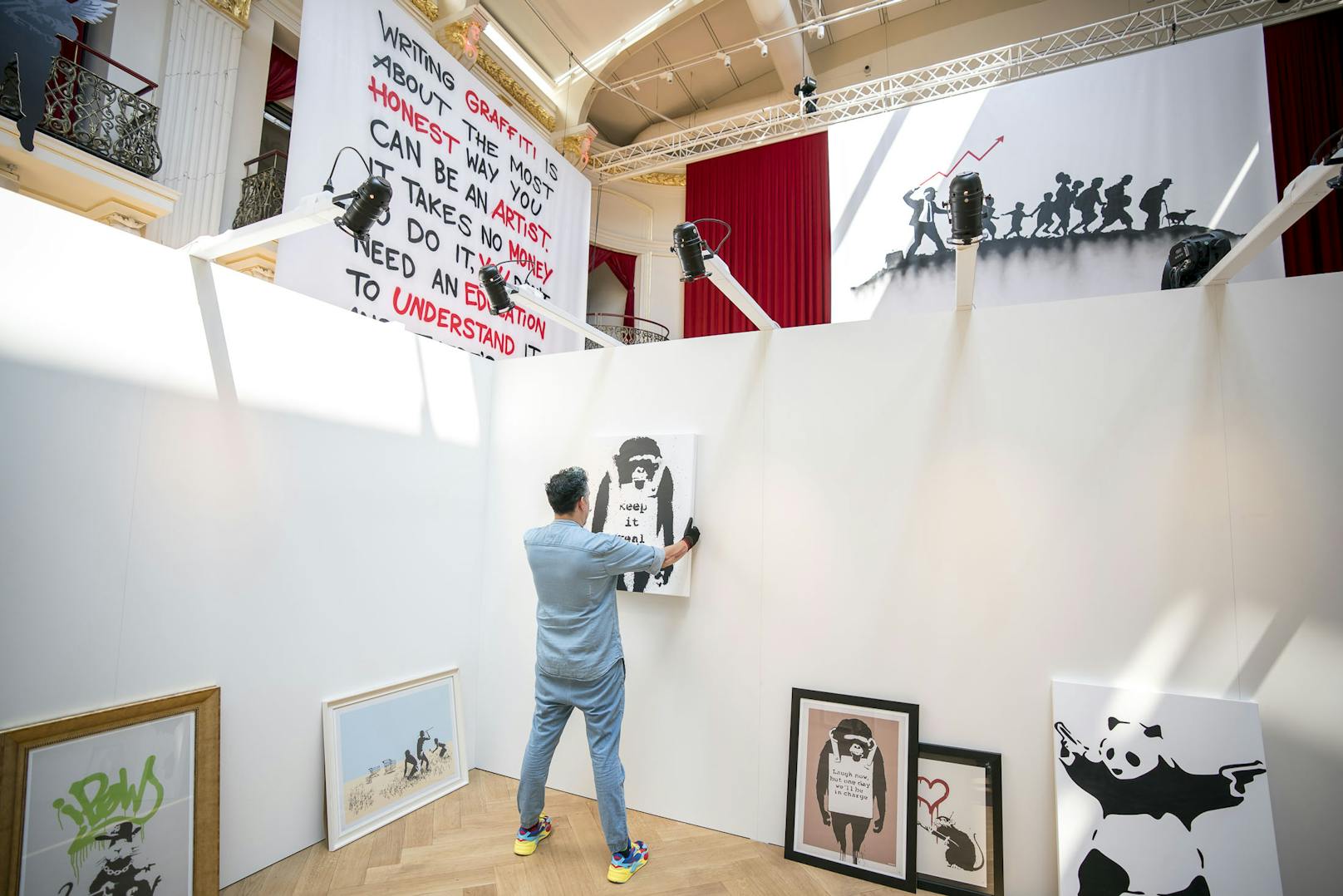 Am Dienstag wurden die letzten Vorbereitungen für die große Banksy-Show in Wien getroffen.