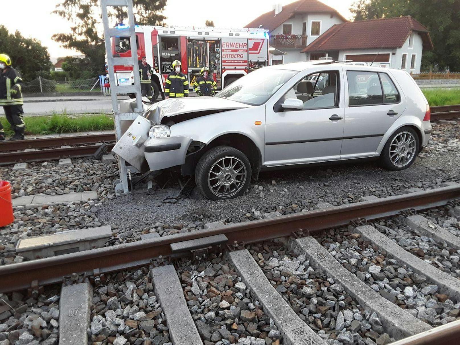 Der Wagen durchstieß einen Maschendrahtzaun und prallte im Gleisbereich der Donauuferbahn gegen ein Ausfahrtssignal samt Schaltkasten.