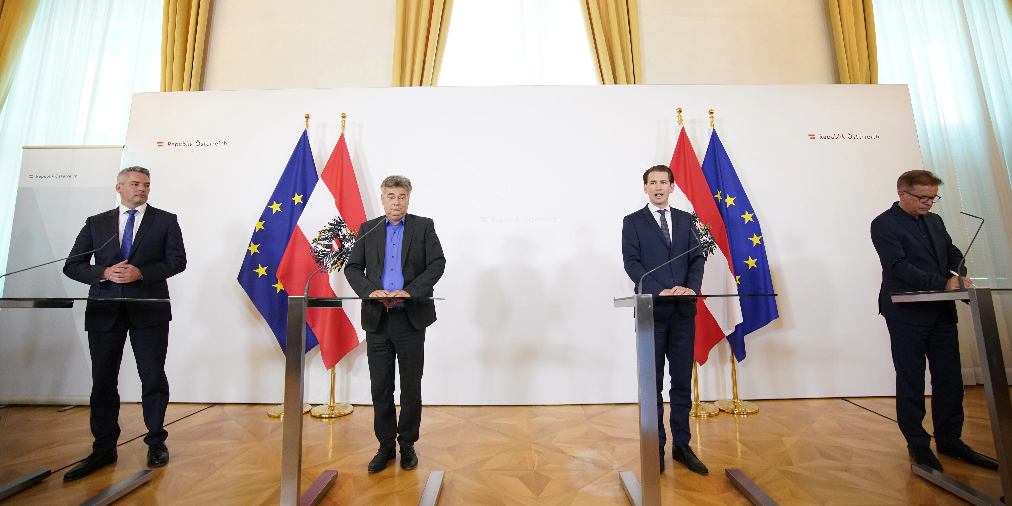 Kanzler, Vizekanzler sowie Innen- und Gesundheitsminister verkünden die neue Maskenpflicht.