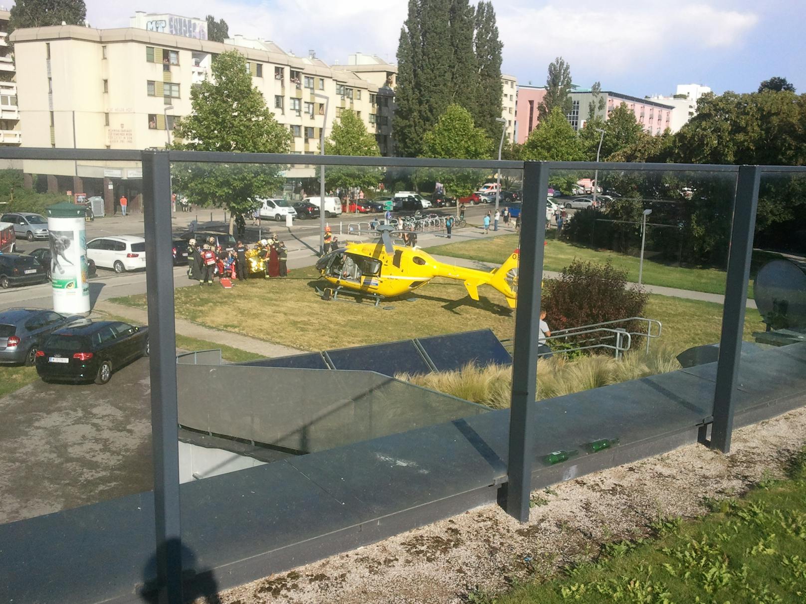 Ein zehnjähriger Bub ist am Dienstag aus dem zweiten Stock eines Wohnhauses in der Engerthstraße in Wien-Leopoldstadt gestürzt. Er schwebt in Lebensgefahr.