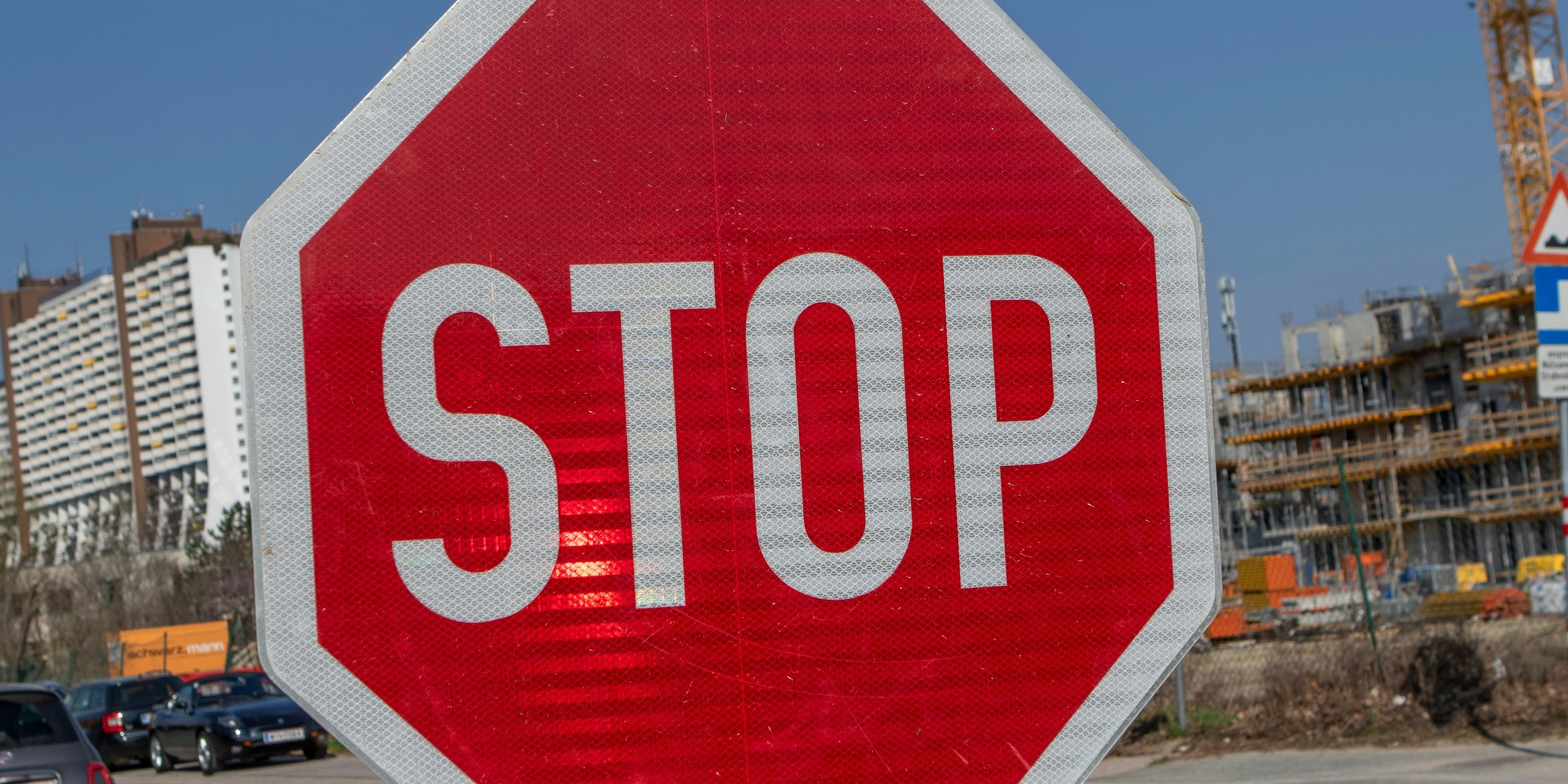 Die Lenkerin übersah die Stopp-Tafel und fuhr in die Kreuzung ein. 