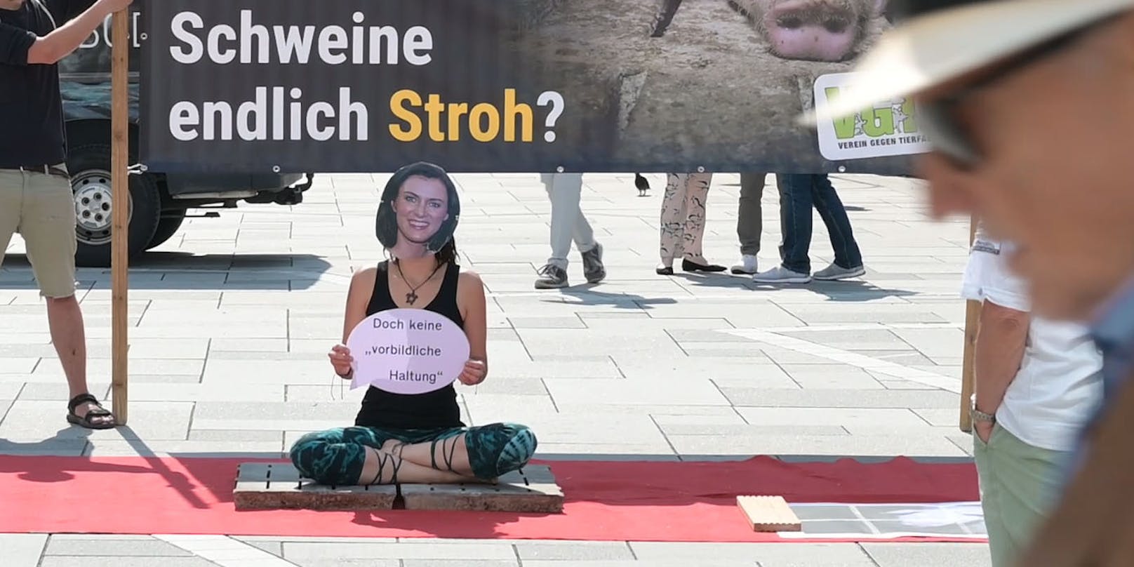 Eine Tierschutzaktivistin protestierte mit Köstinger-Maske in der Wiener City.
