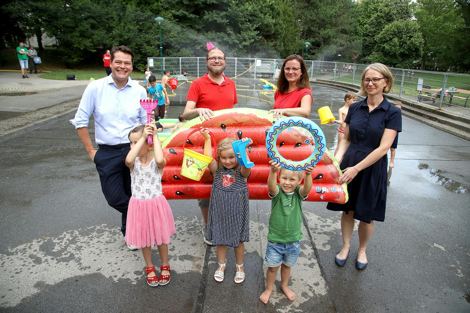 Stadtrat Jürgen Czernohorszky (l.) und Bezirks-Chefin Michaela Schüchner (r.) statteten dem Wasserspielplatz einen Besuch ab.