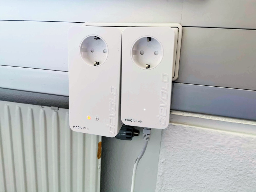 Der WiFi- und der LAN-Stecker von devolo Magic 2 WiFi next. Im Praxisbetrieb stecken die Adapter natürlich nicht nebeneinander, sondern in verschiedenen Räumen.