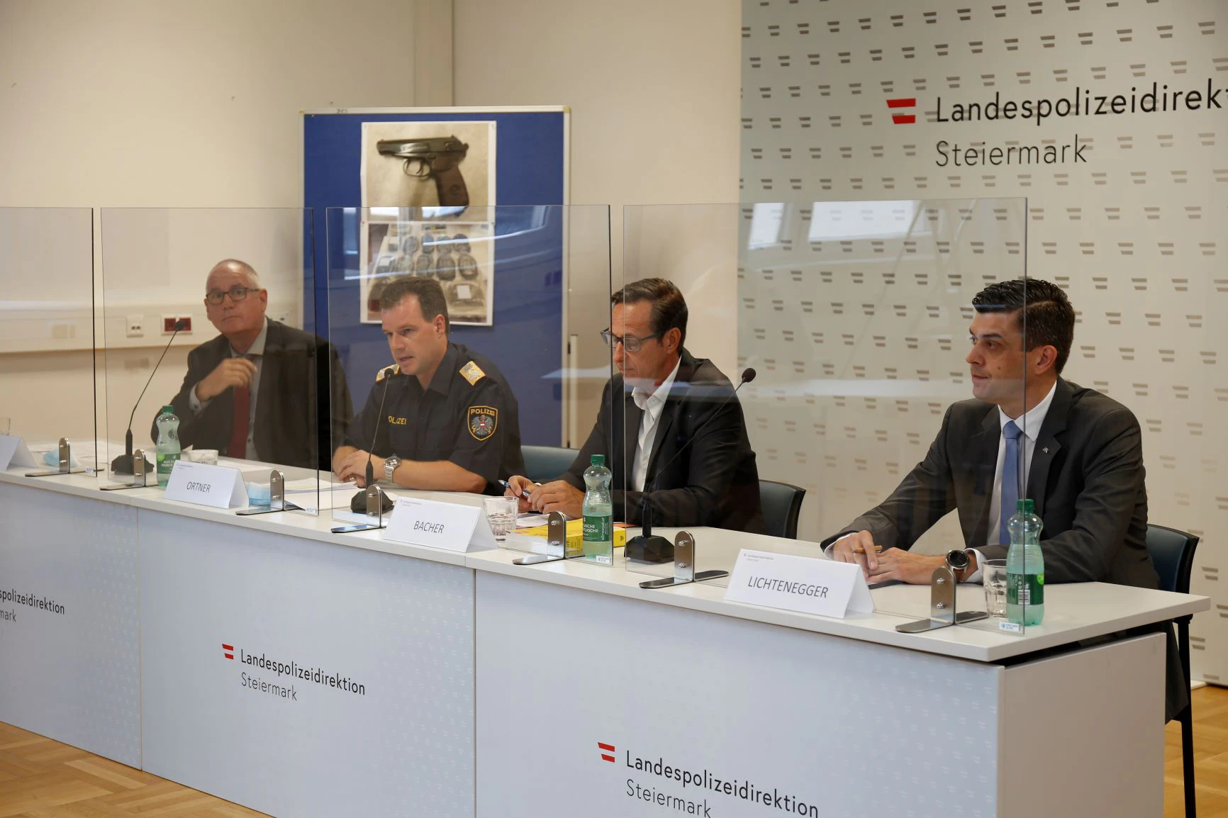 Am Dienstag gaben die leitenden Ermittler der LPD Steiermark eine Pressekonferenz. (v.l.n.r.: Chefinspektor Wolfgang Kollnegg, Landespolizeidirektor Hofrat Gerald Ortner, Staatsanwalt Hansjörg Bacher, Daniel Lichtenegger)