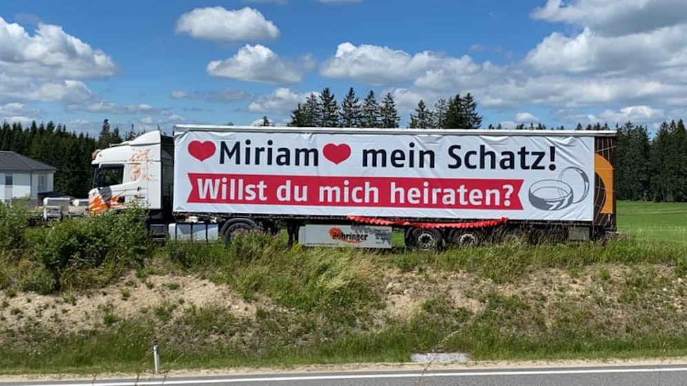 So groß war der Heiratsantrag, damit er auch wirklich nicht übersehen wird.