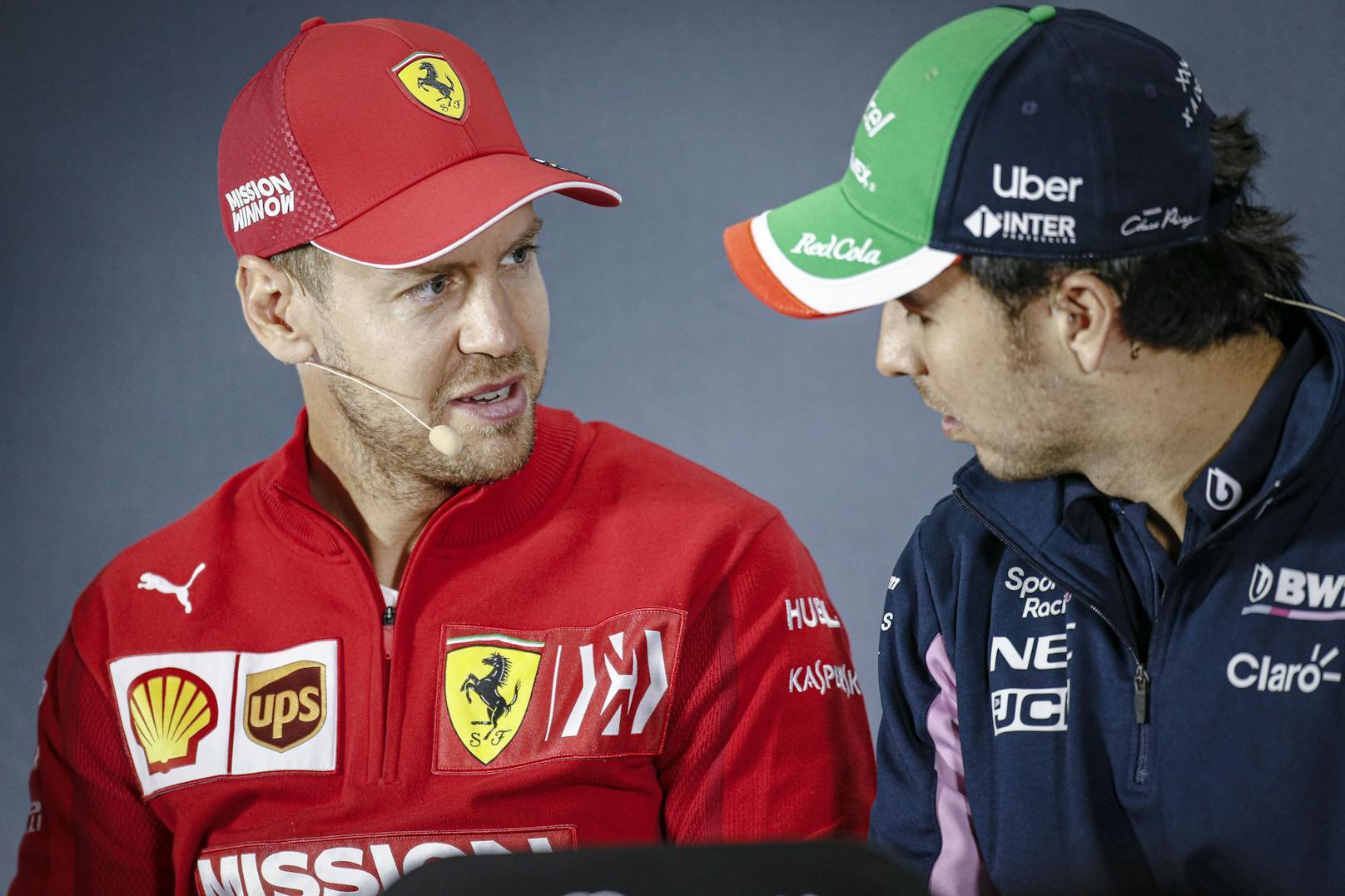 Sebastian Vettel im Gespräch mit Sergio Perez. Er könnte sein Cockpit übernehmen.