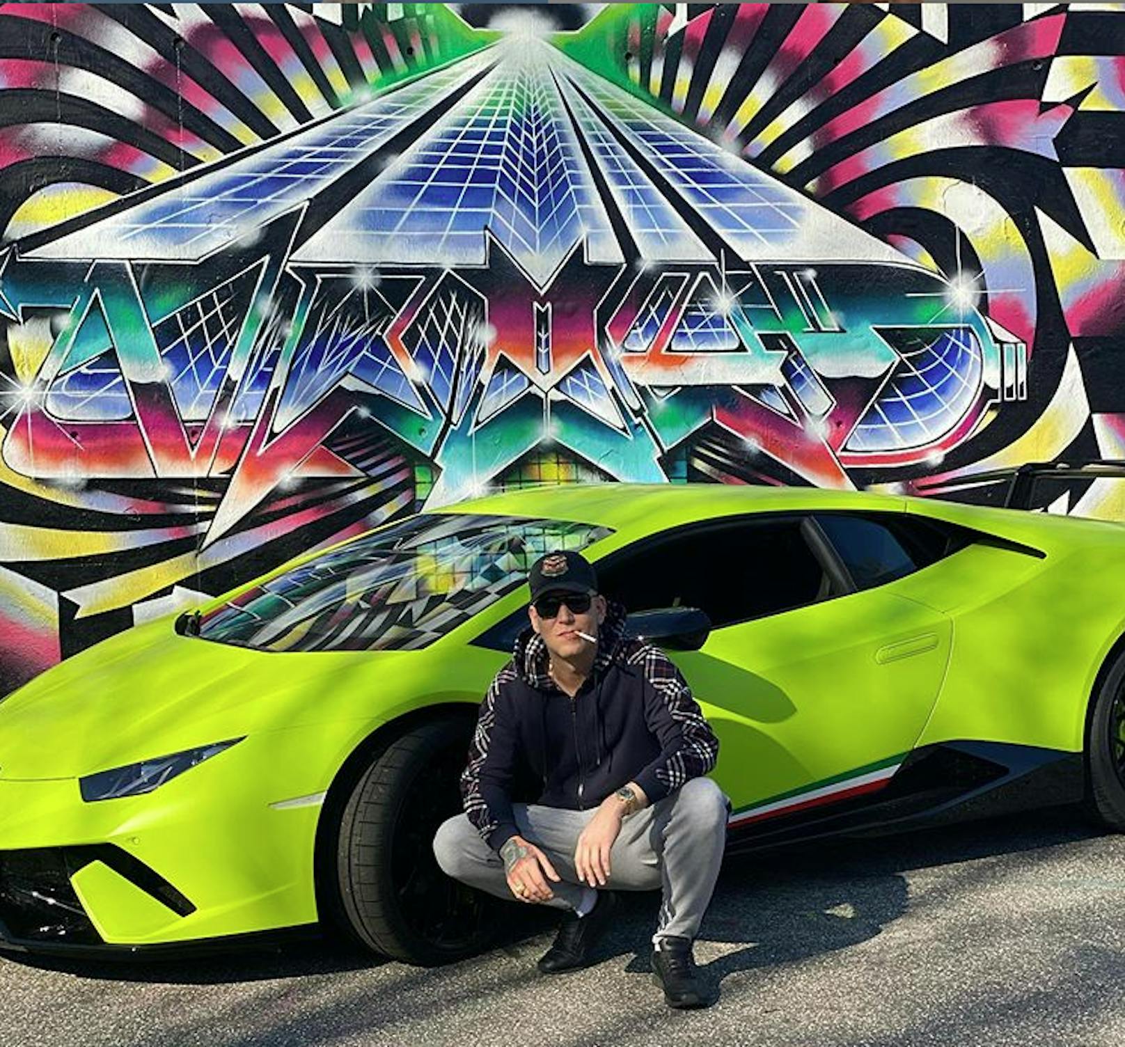MontanaBlack mit seinem Lamborghini. Gemeinsam mit Monte und den anderen Gästen knackte Knossi den Twitch-Rekord von 300.000 Live-Zuschauern.