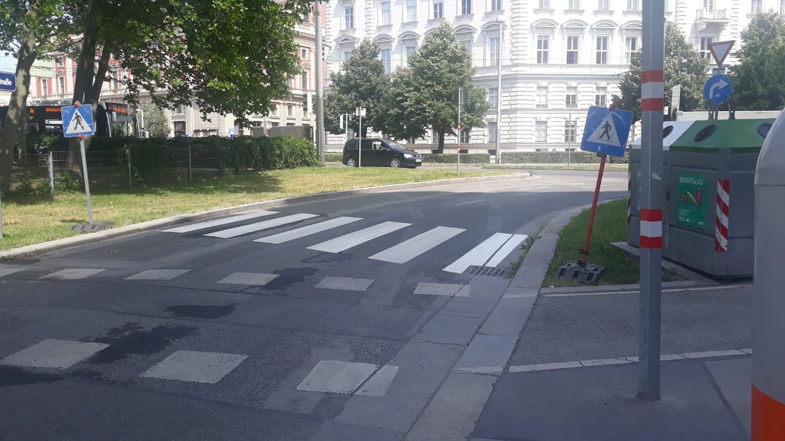 Ein durchaus kreativ platzierter Schutzweg in Wien-Wieden.