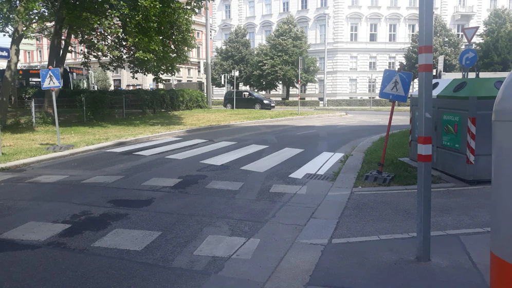 Ein durchaus kreativ platzierter Schutzweg in Wien-Wieden.