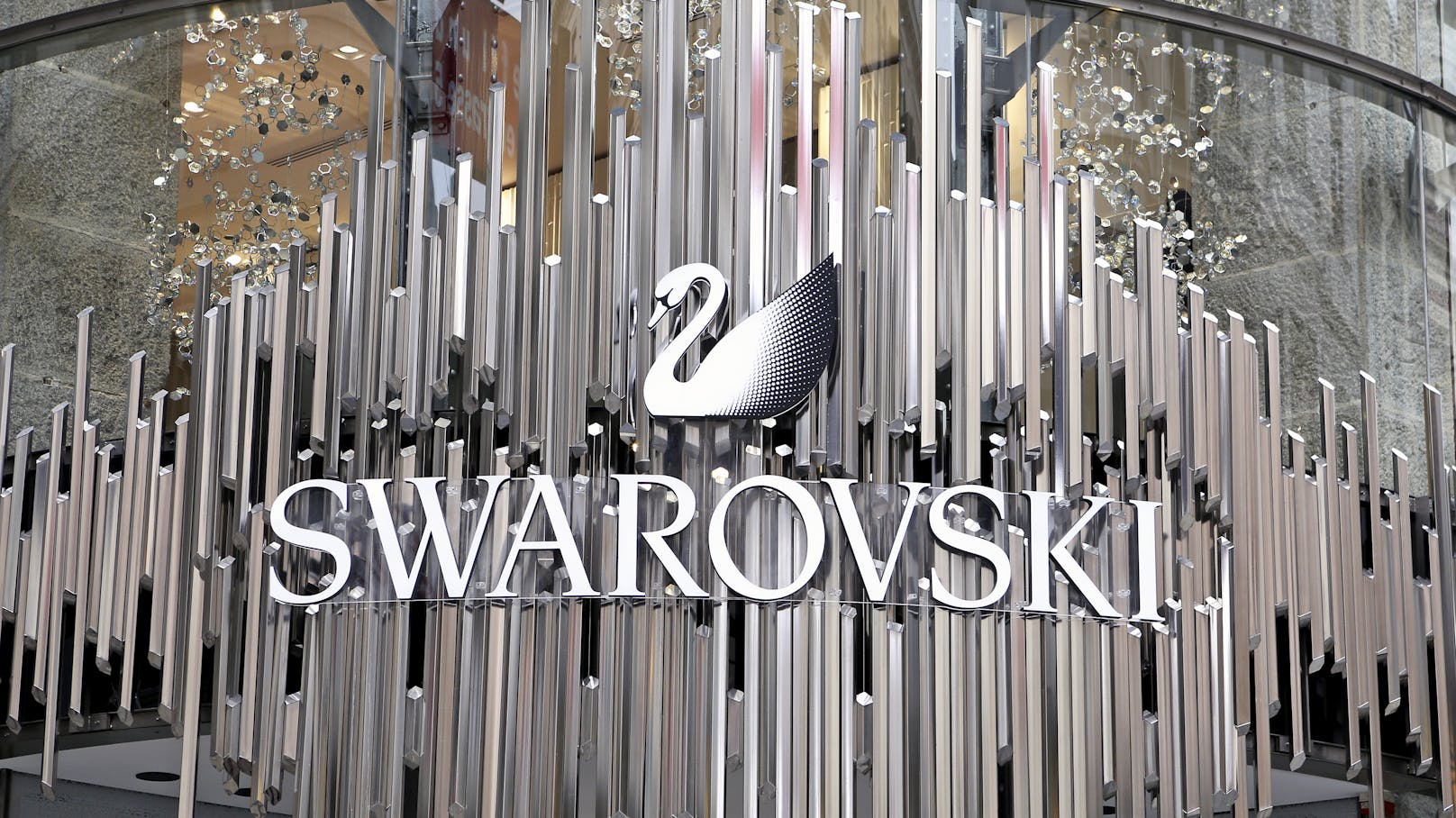 AK und ÖGB üben heftige Kritik am Swarovski-Konzern.