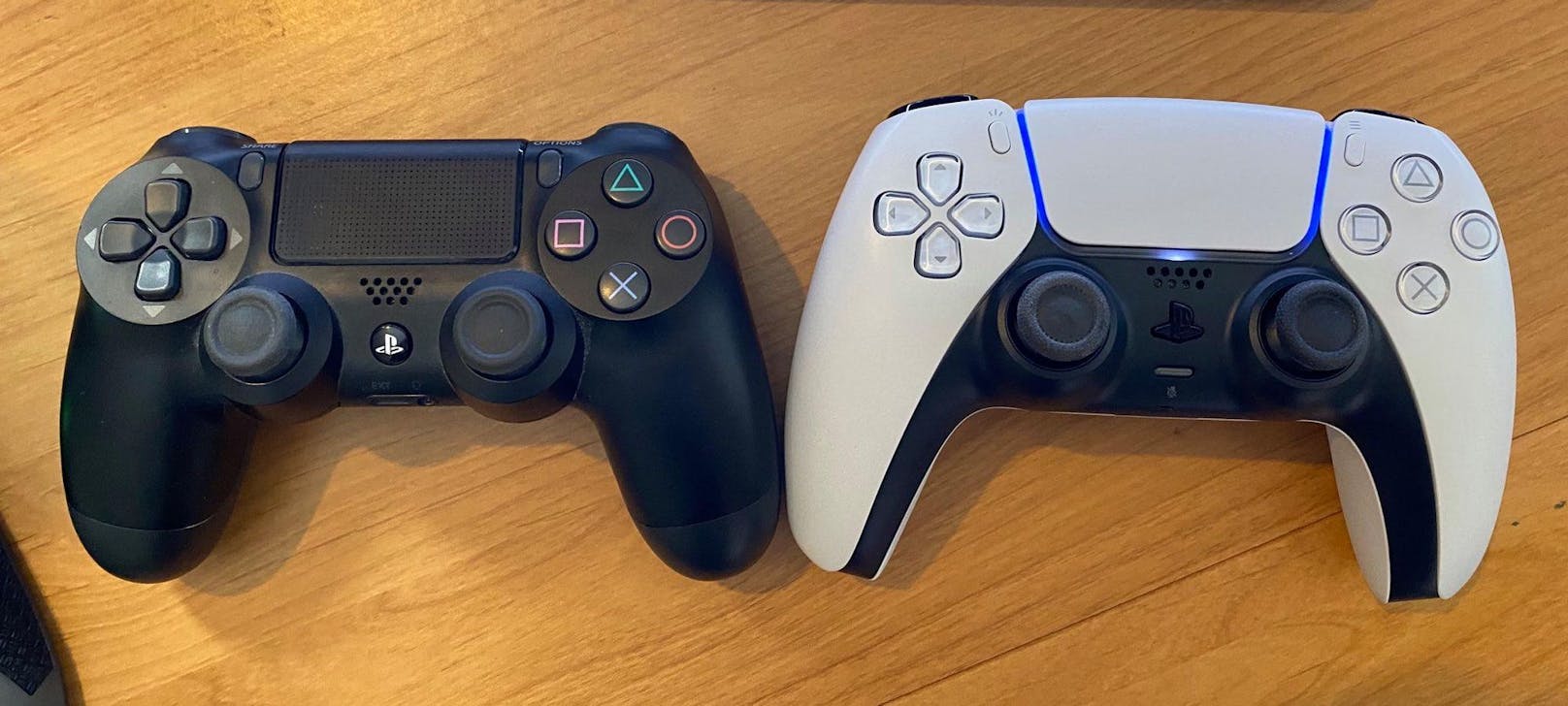 Der PS5-Controller (rechts) soll etwas schwerer und größer sein als sein Vorgänger.