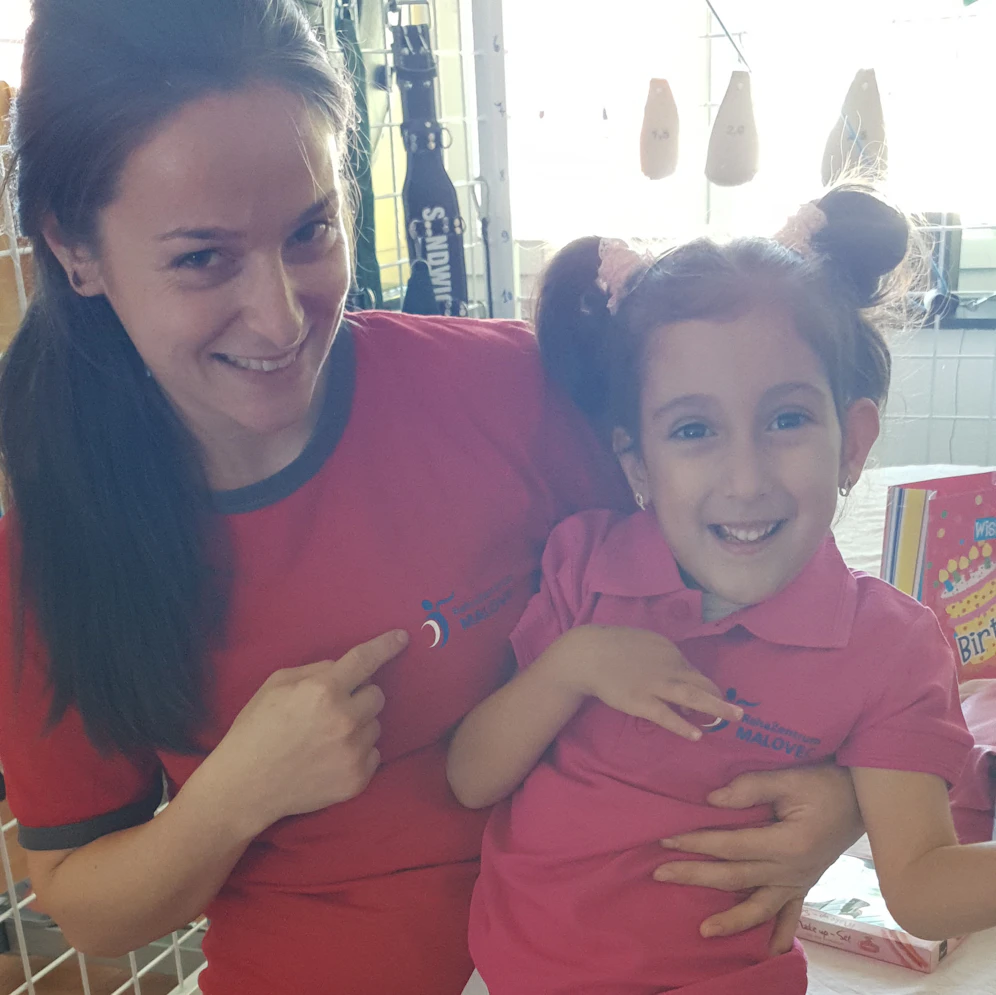 Lina D. (5) bei der Therasuit-Therapie in Niederösterreich.