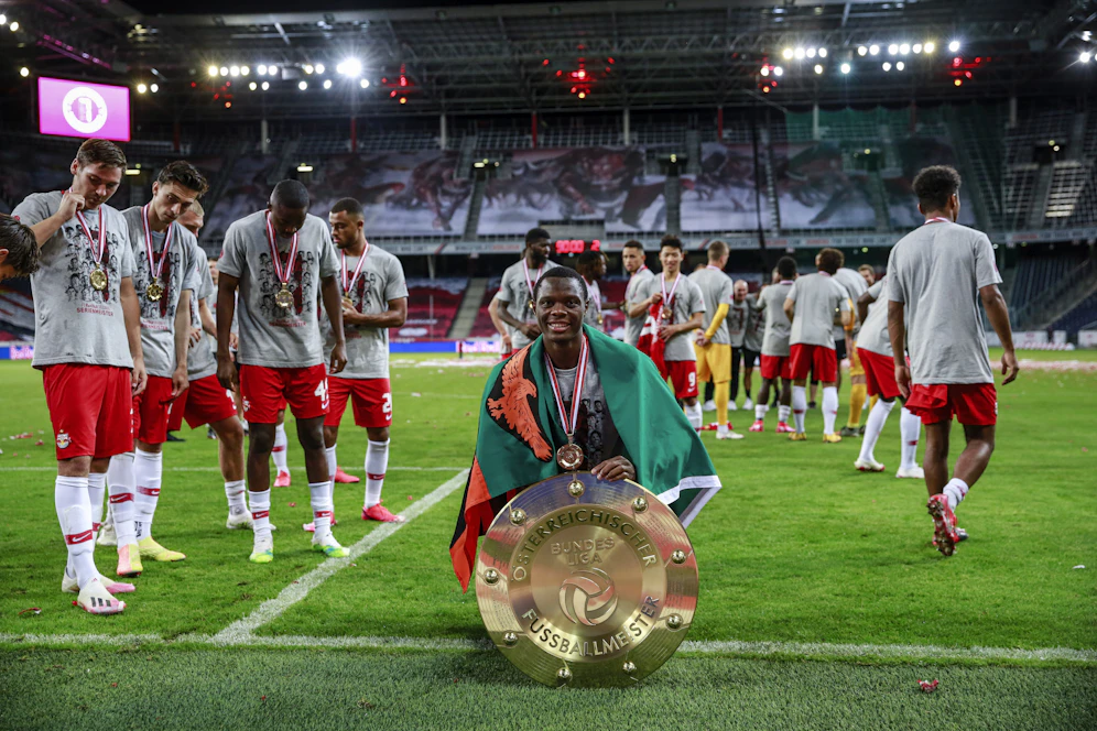 Patson Daka bejubelt die Meisterschaft in der Bullen-Arena.