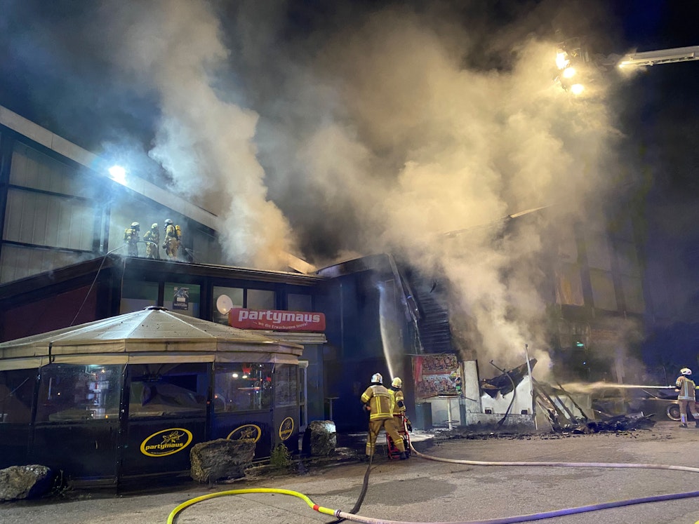 Auslöser des Brandes dürfte ein Fahrzeug gewesen sein.